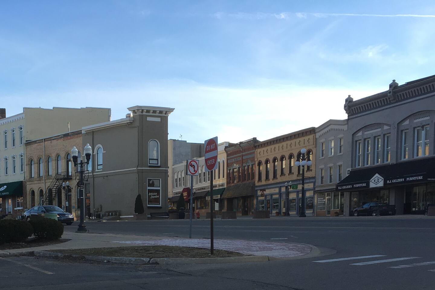 Hillsdale at Dawn. 2 minutes from downtown shops and eateries, no need to drive!