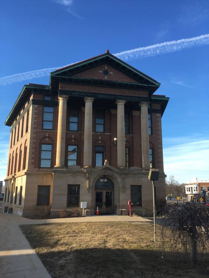 Hillsdale City Hall  right across the street, great location for taking care of business. Heart of Hillsdale