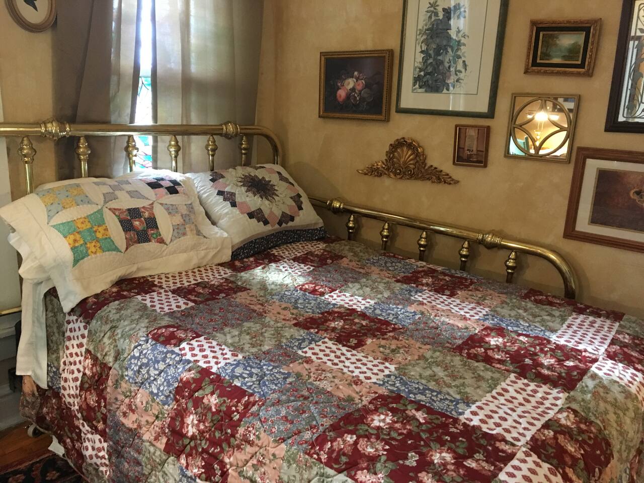 Cozy comfort in this bedroom, full size bed,perfect for 2. A little gem!