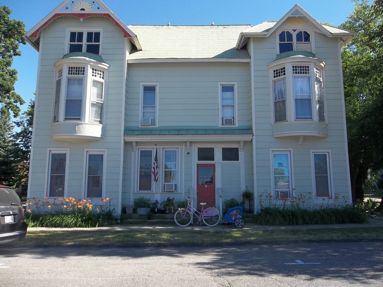 Front view of "Heart of Hillsdale" In Town Hideaway is a quiet and secluded apartment in the back of the building. Perfect place to relax after work or just plain relax. complete Kitchen and bath with Shower. This is how the house looks in Summer.