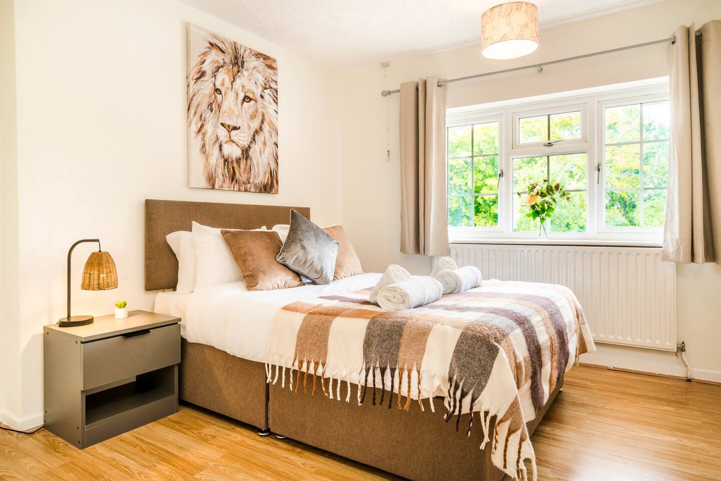 5 Bed Near Gatwick Airport | Free Parking & Wi-Fi