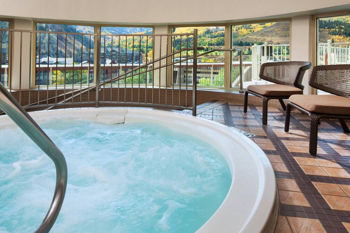 SHERATON MOUNTAIN VISTA VILLAS-AVON HOT TUB AREA