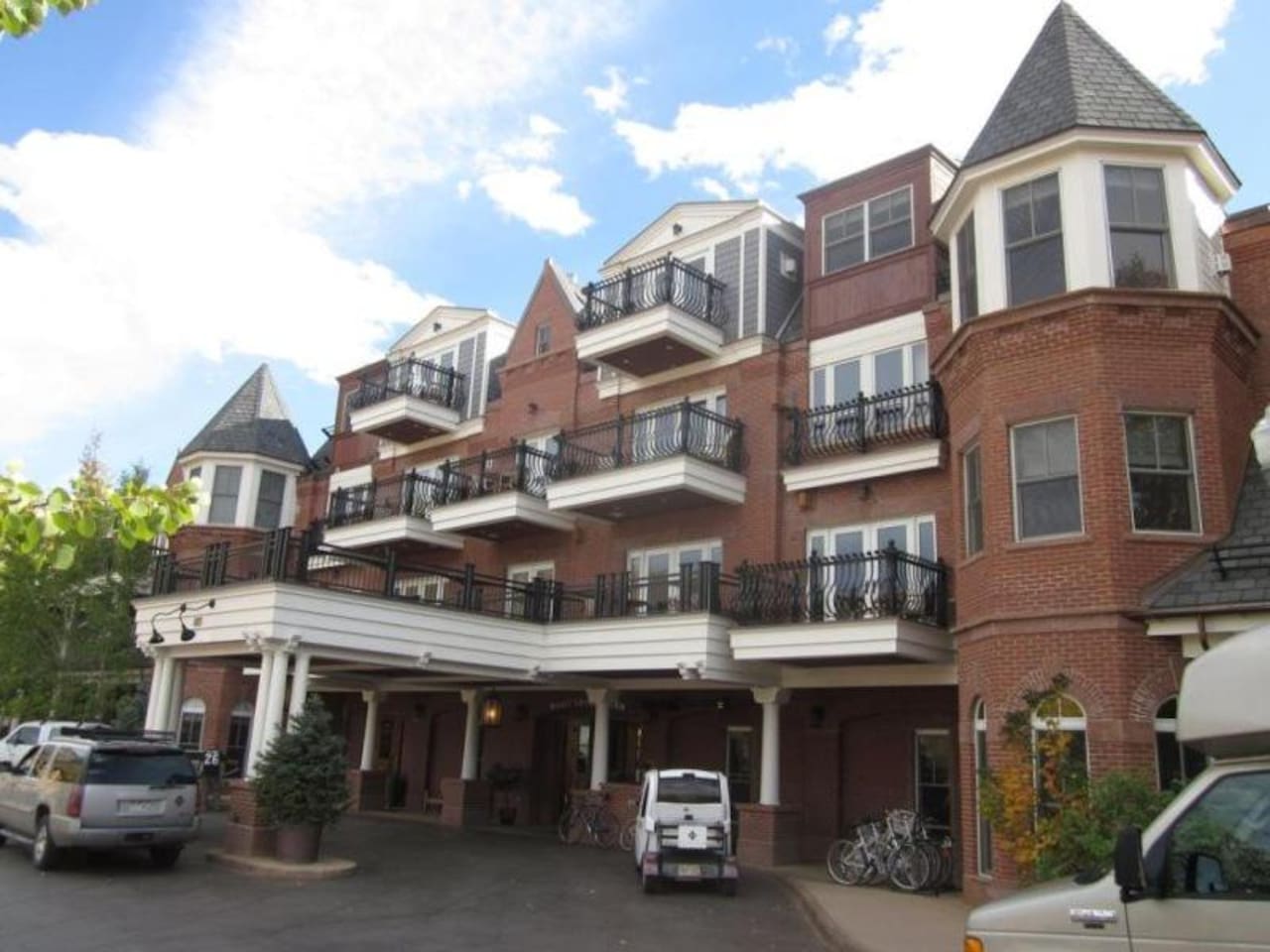 ASPEN MOUNTIAN RESIDENCES FORMALLY THE GRAND HYATT ASPEN IN TOWN RESORT VIEW ENTRANCE