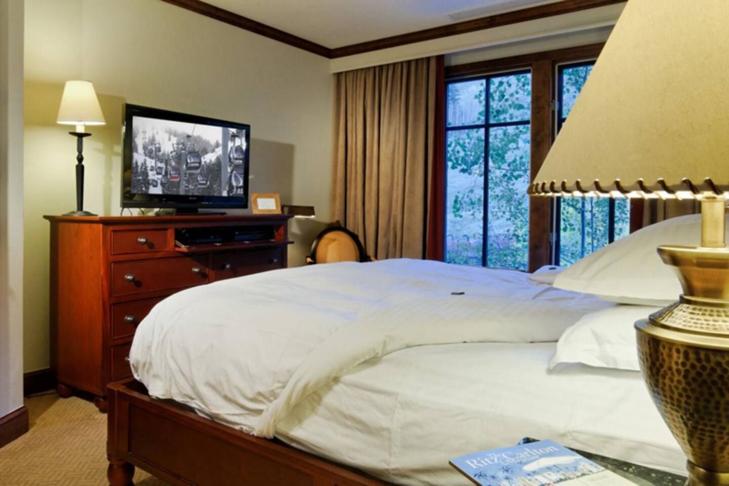 THE RITZ CARLTON RESORT-ASPEN-HIGHLANDS VILLAGE COLORADO BEDROOM VIEW
