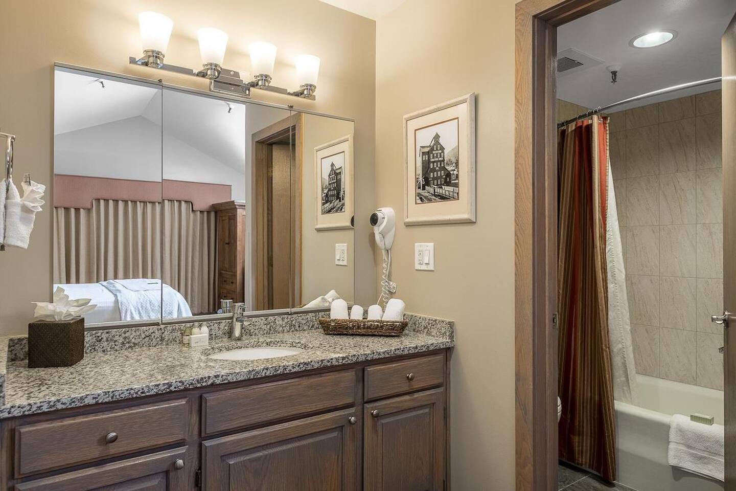 Park Plaza, Park City, Utah Resort

Accessible units
Elevator
Game room
Housekeeping available
Indoor pool
Sauna
Shared laundry facilities
Whirlpool/hot tub