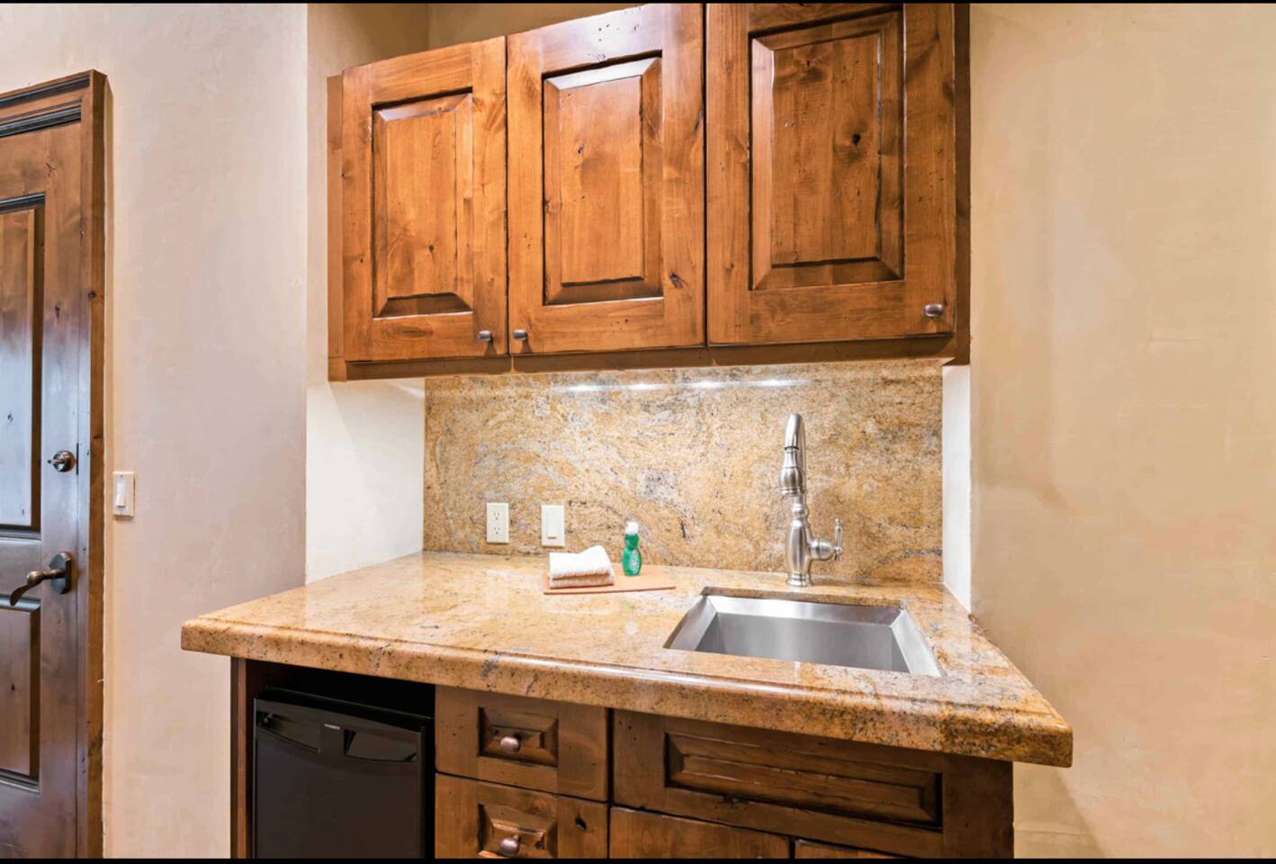 THE ASPEN MOUNTAIN RESIDENCES-FORMALLY THE GRAND HYATT ASPEN!  STUDIO KITCHENETTE, MINI BAR