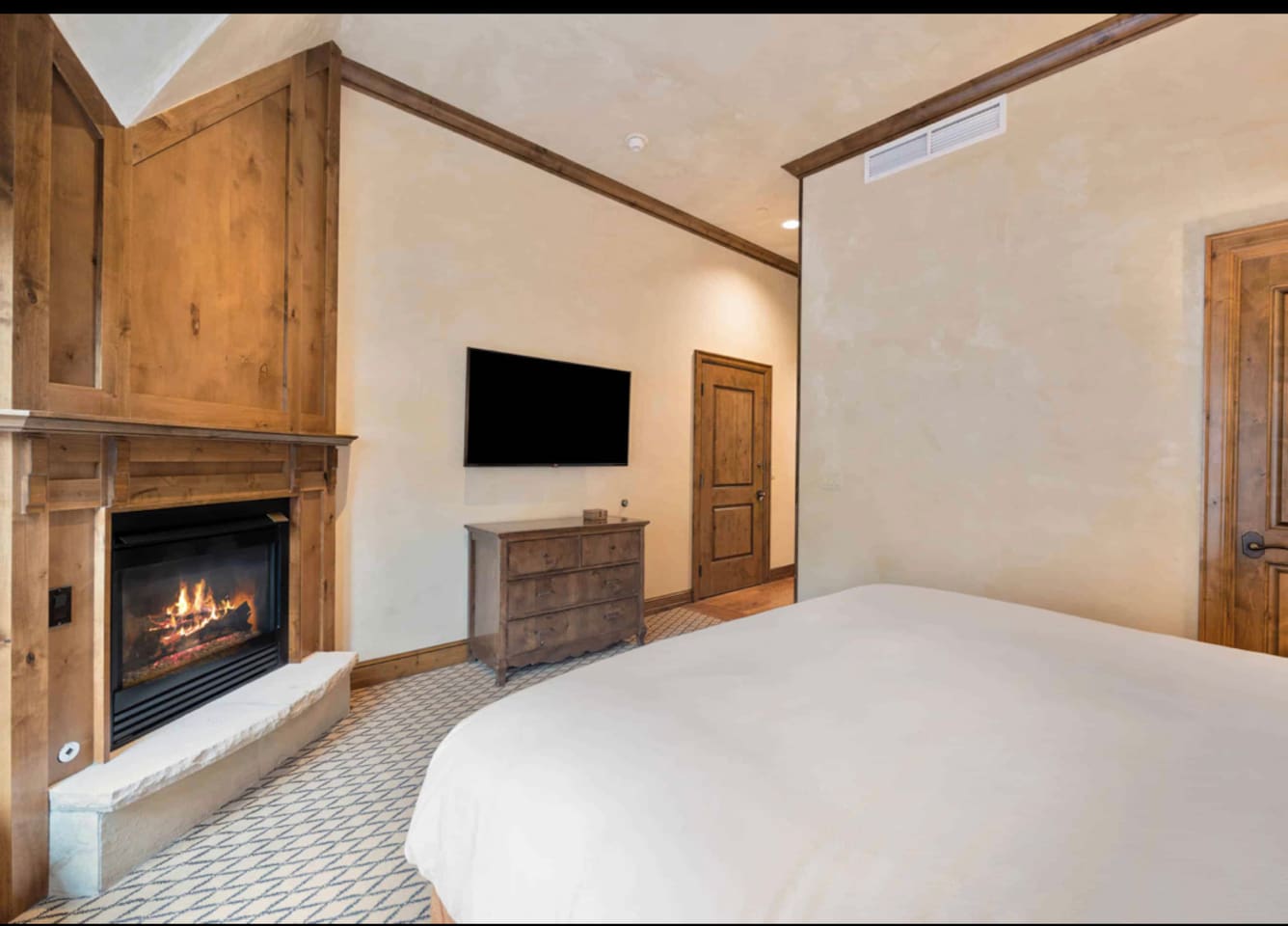 THE ASPEN MOUNTAIN RESIDENCES-FORMALLY THE GRAND HYATT ASPEN!  RESORT BEDROOM