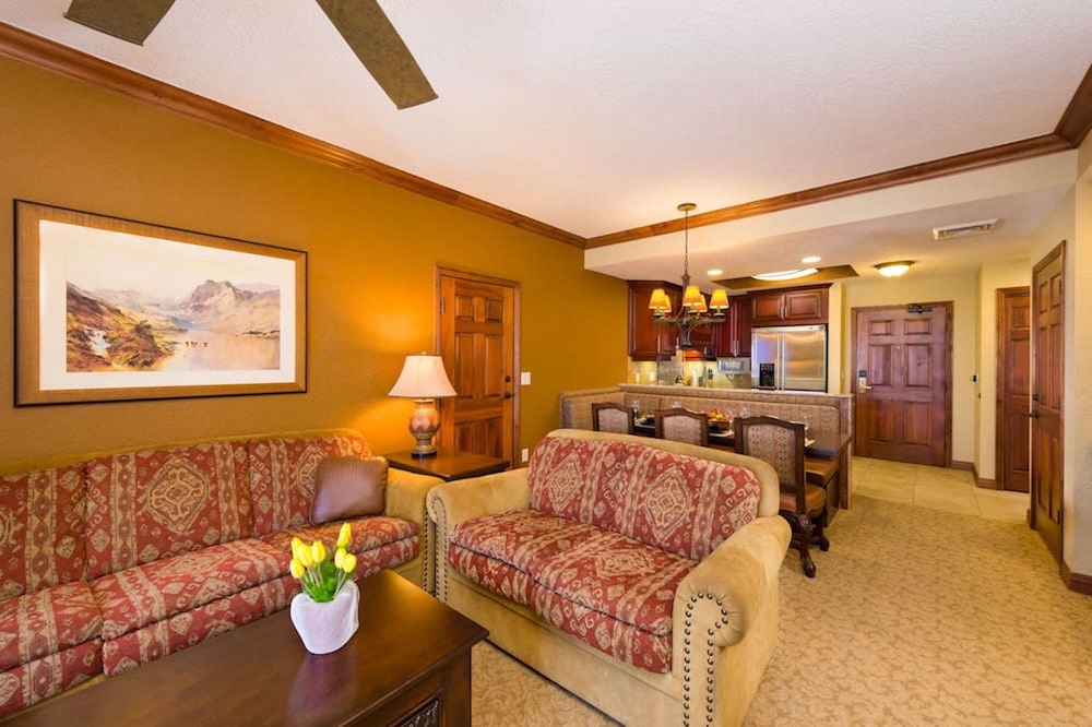 Cozy suite with lounge seating, dining area, and upscale full kitchen