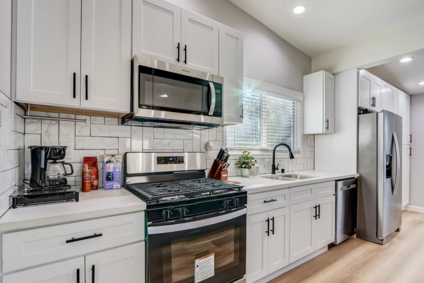 STAINLESS STEEL APPLIANCES, FULLY EQUIPPED KITCHEN