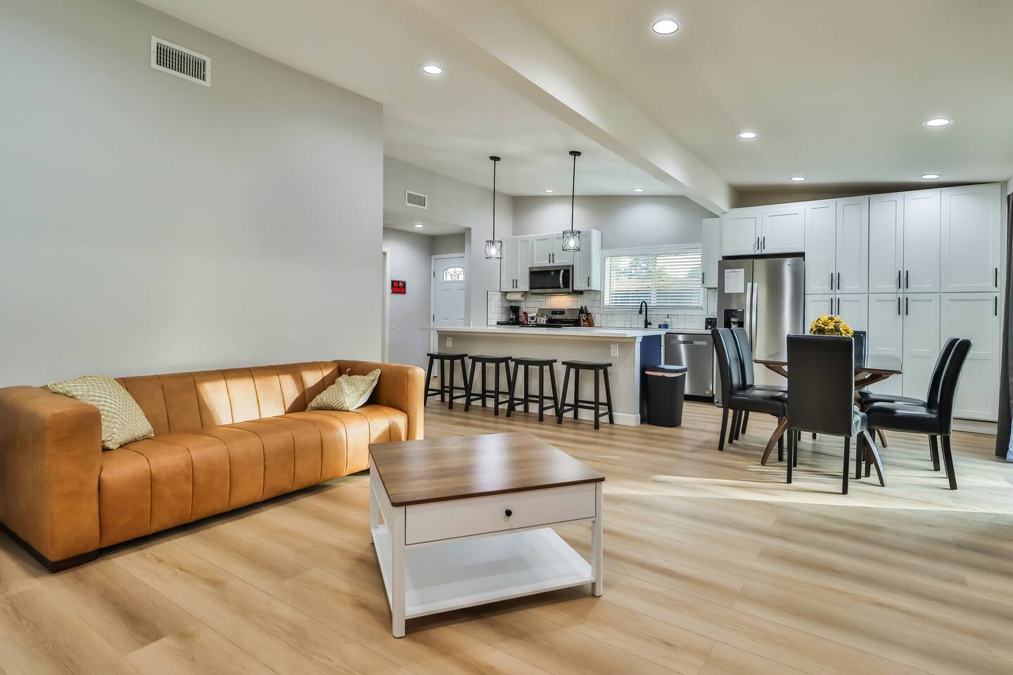 MODERN INTERIOR, OPEN PLAN LIVING DINING