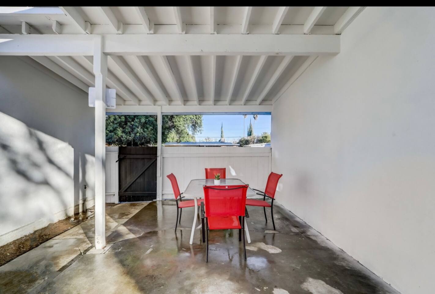 COVERED PATIO, OUTDOOR DINING AREA