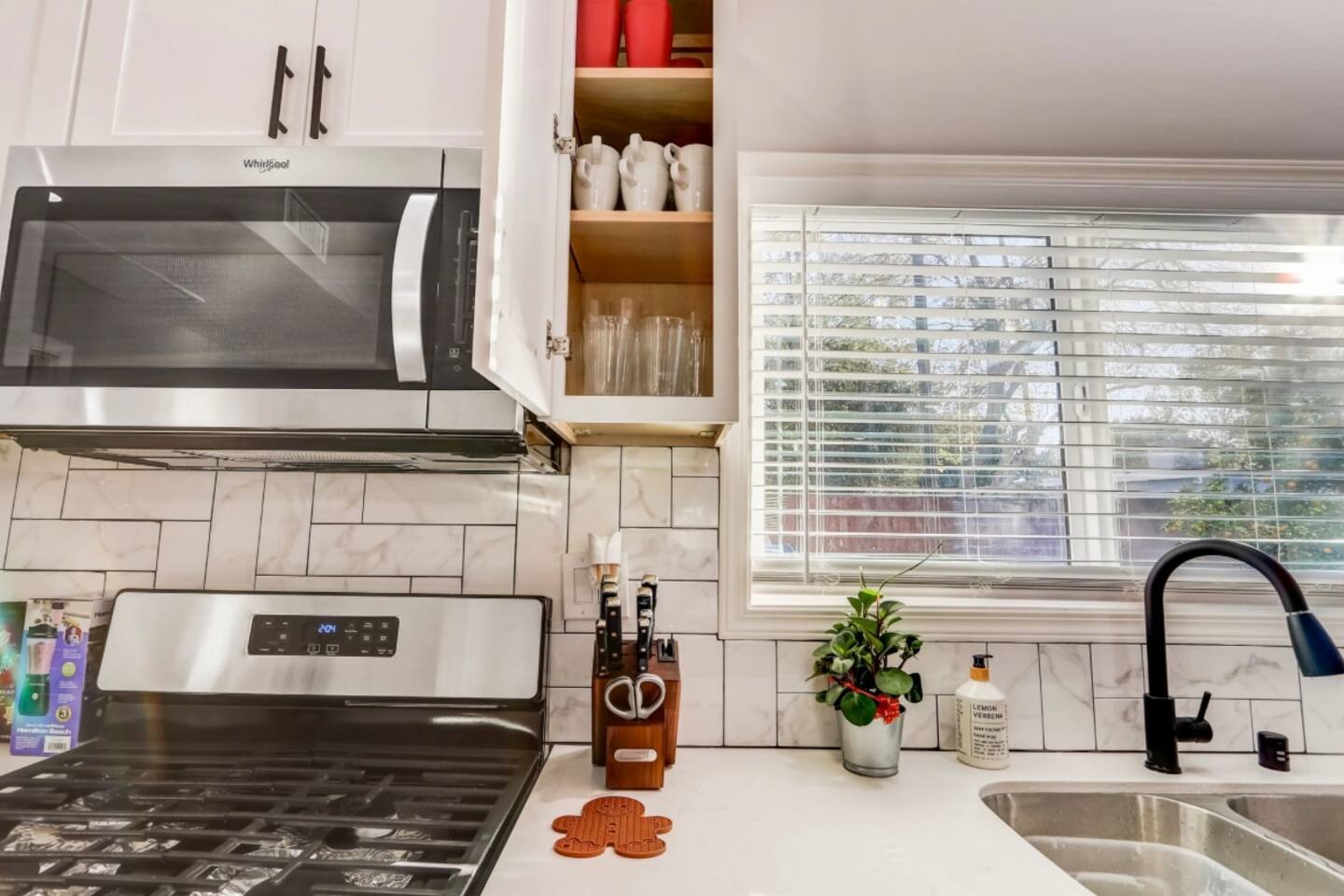 GAS STOVE. WELL-EQUIPPED KITCHEN