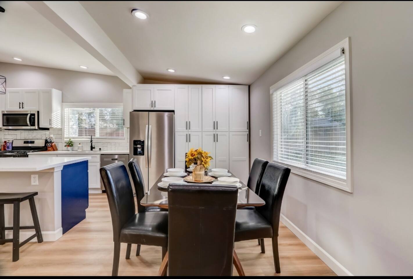LARGE KITCHEN ISLAND, OPEN PLAN KITCHEN DINING