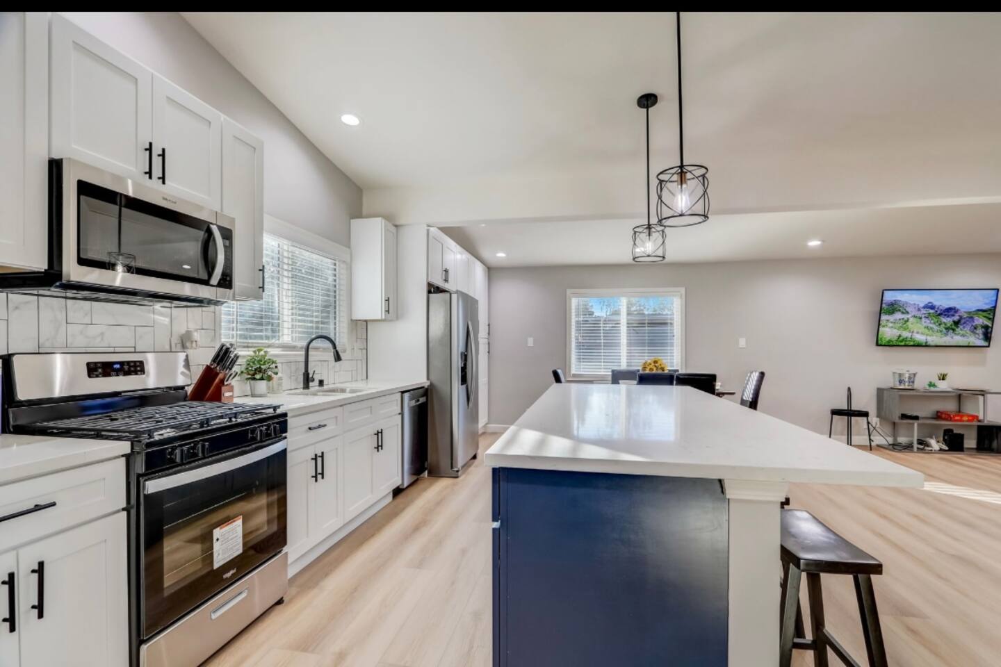 LARGE KITCHEN ISLAND, OPEN PLAN KITCHEN DINING