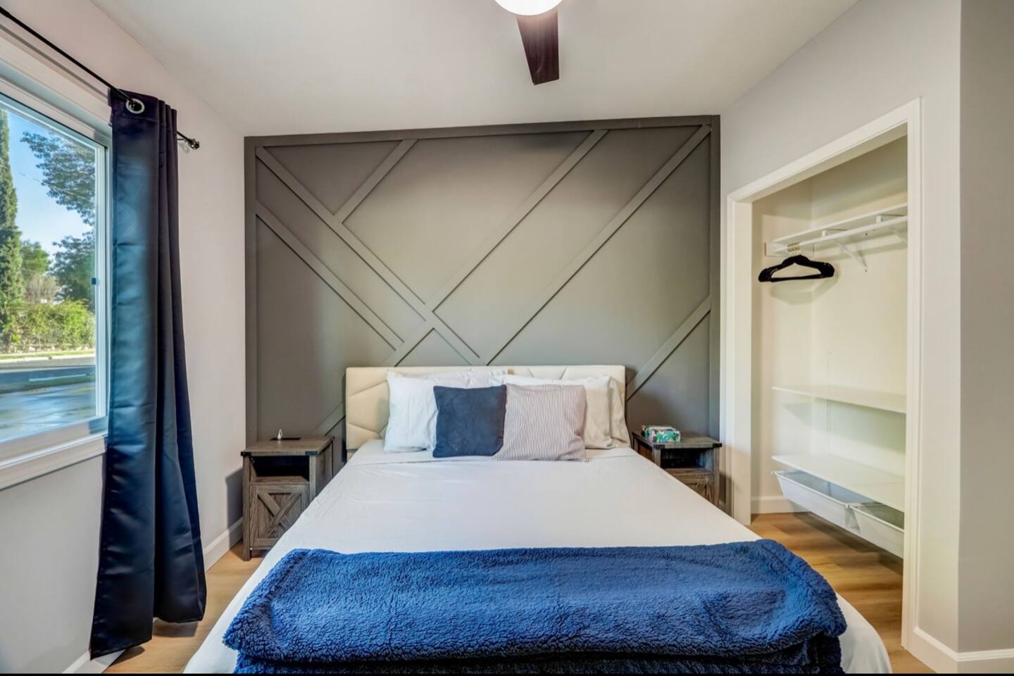 BEDROOM WITH CLOSET, MODERN BEDROOM