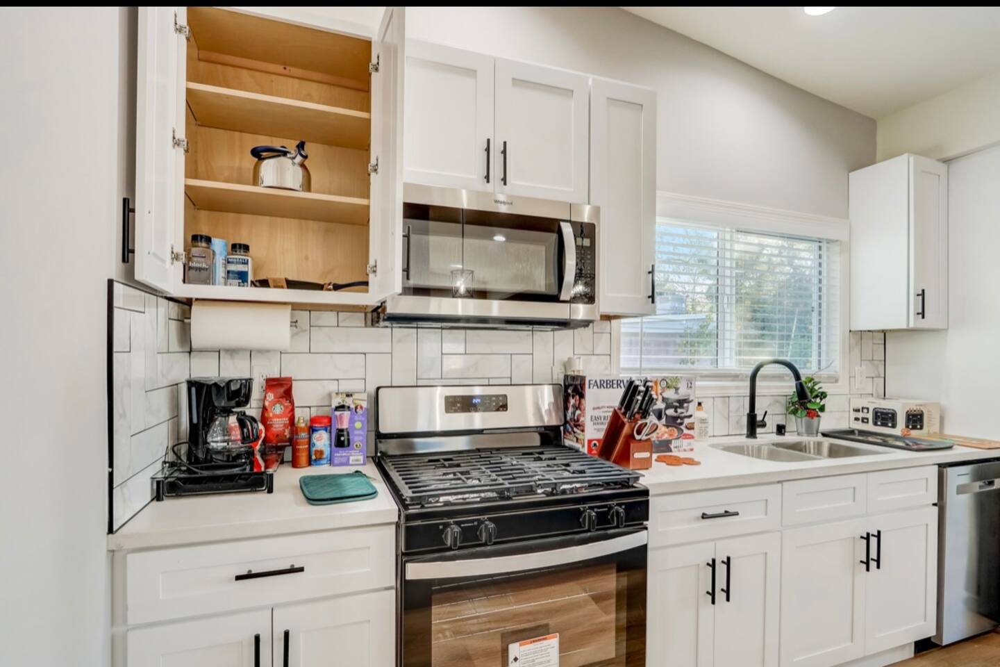 STAINLESS STEEL APPLIANCES, FULLY EQUIPPED KITCHEN
Coffee bar with sugar creamer coffee cups