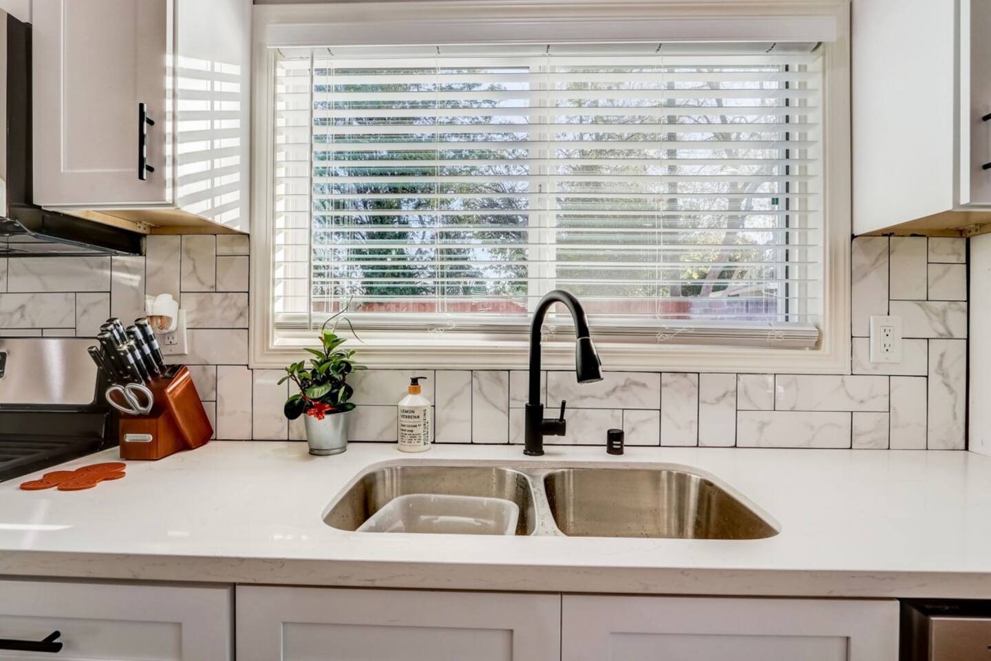 KITCHEN WINDOW, DOUBLE SINK KITCHEN