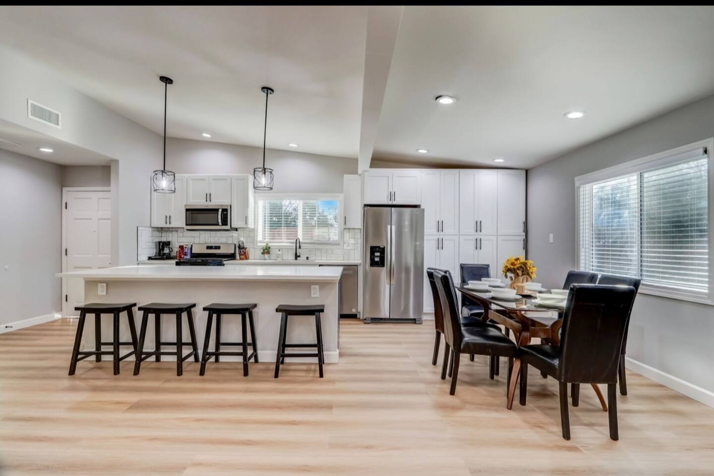 LARGE KITCHEN ISLAND, OPEN PLAN KITCHEN DINING