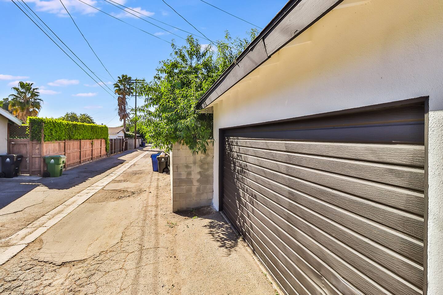 GARAGE ACCESS, PRIVATE PARKING