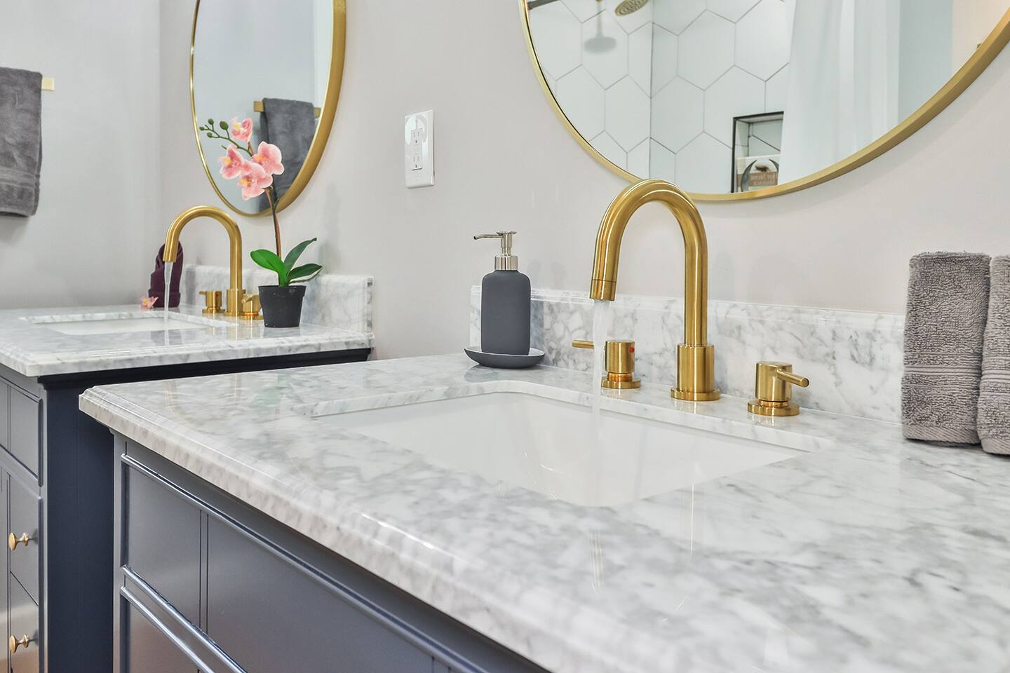 MODERN BATH WITH TUB, UPSCALE BATHROOM