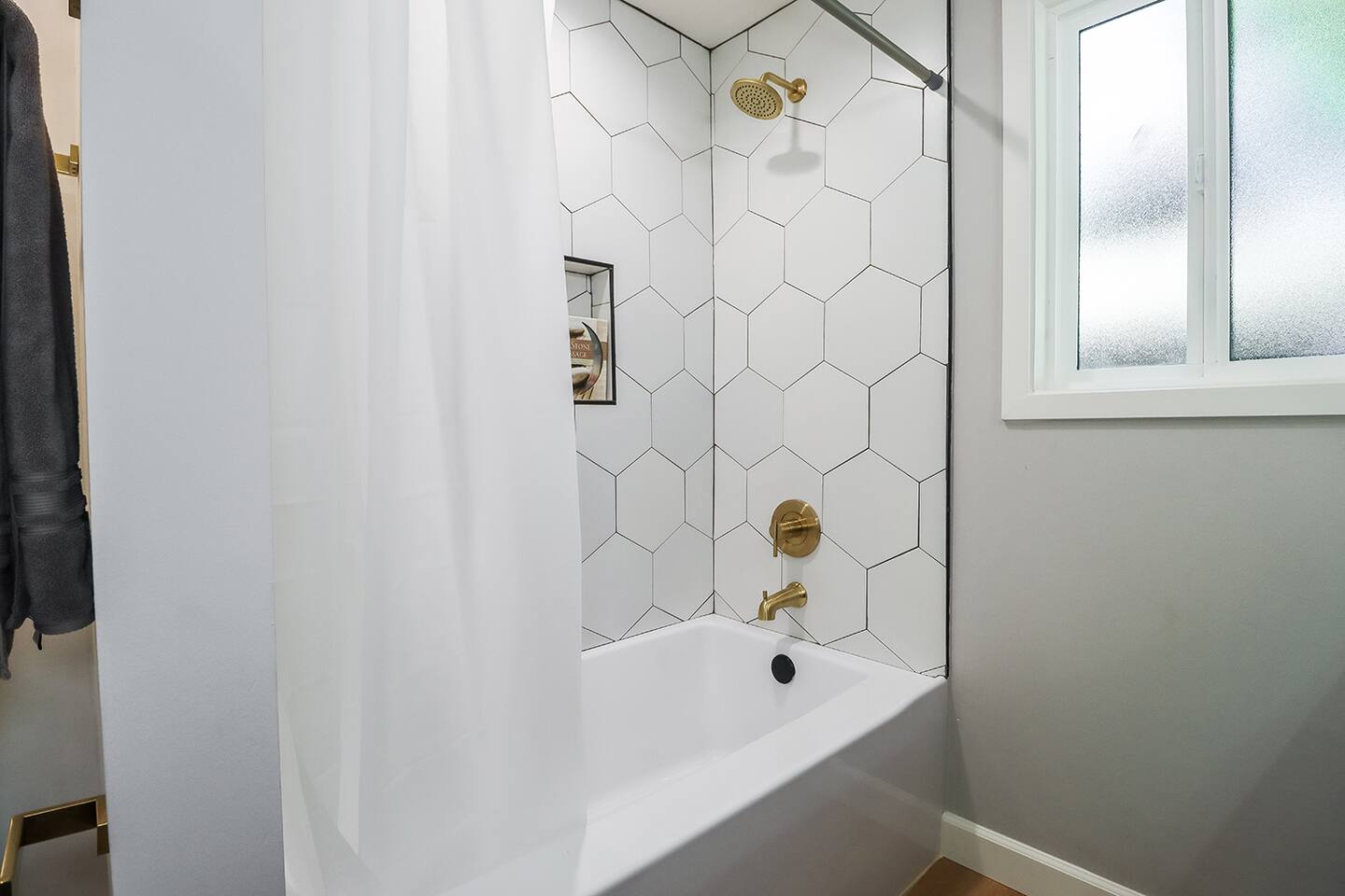 MODERN BATH WITH TUB, UPSCALE BATHROOM