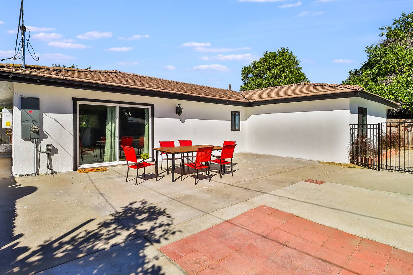 OUTDOOR DINING, SPACIOUS PATIO