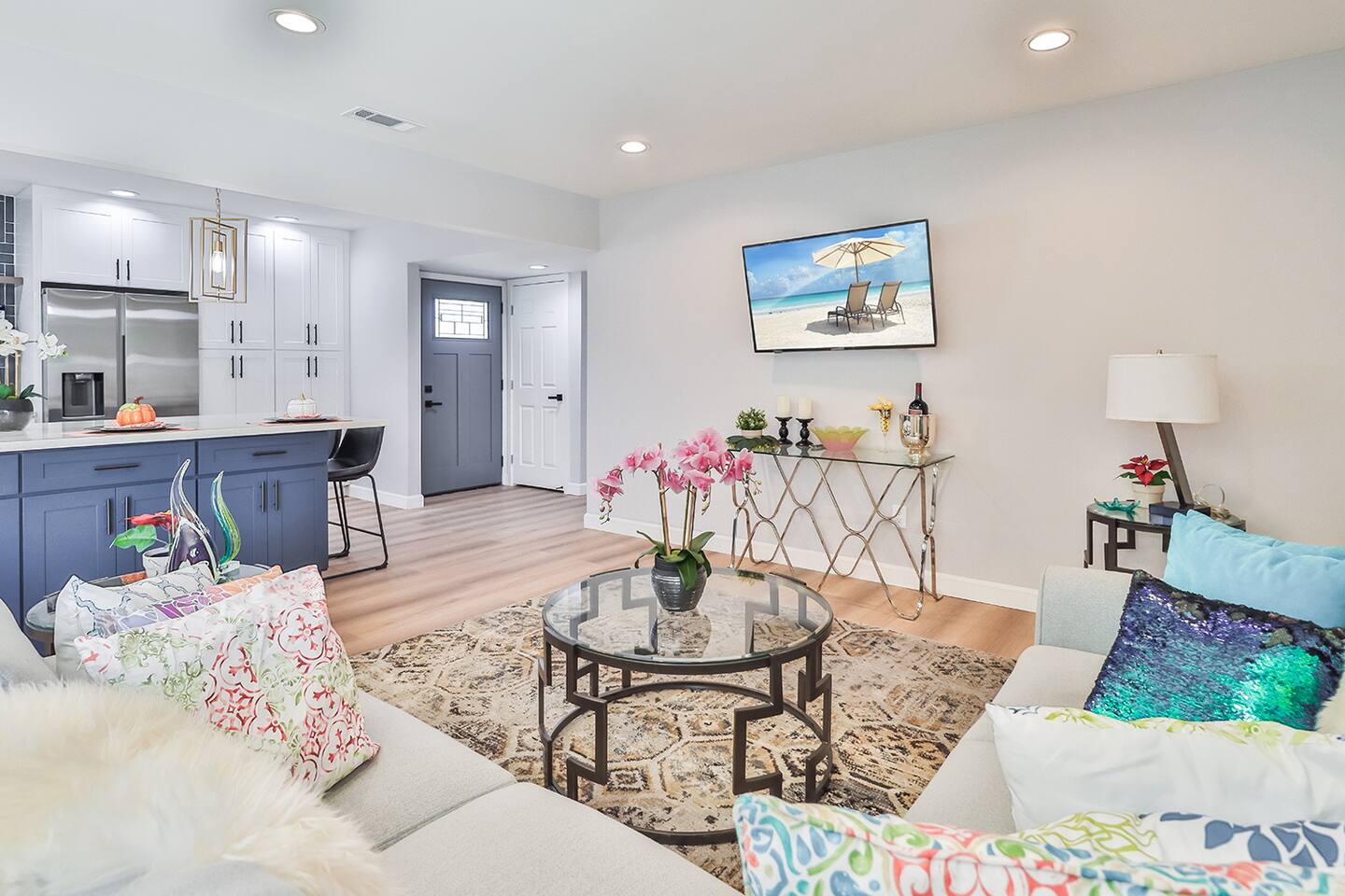 STYLISH INTERIOR, COMFORTABLE LIVING ROOM