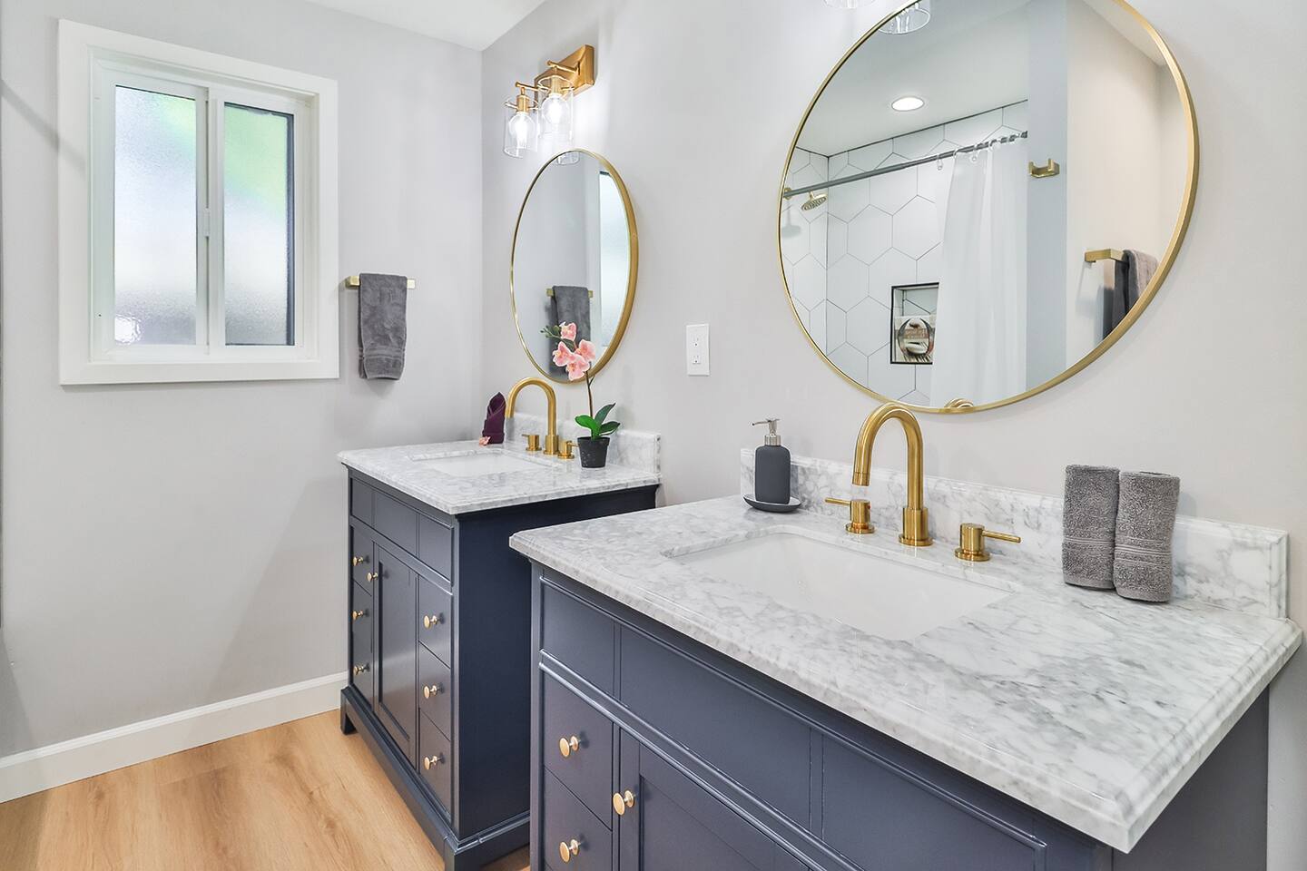 MODERN BATH WITH TUB, UPSCALE BATHROOM