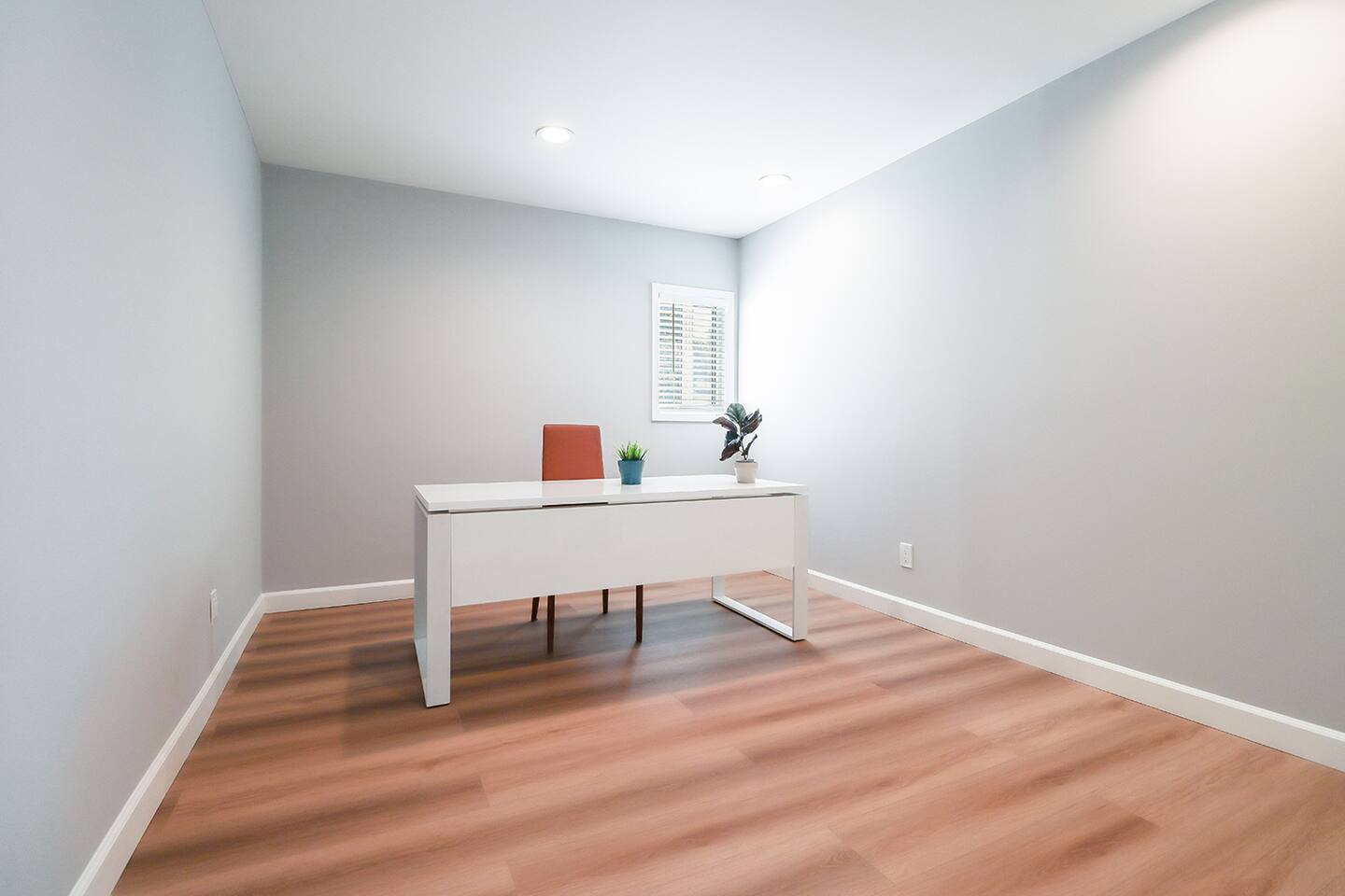 MINIMALIST OFFICE, DEDICATED WORKSPACE