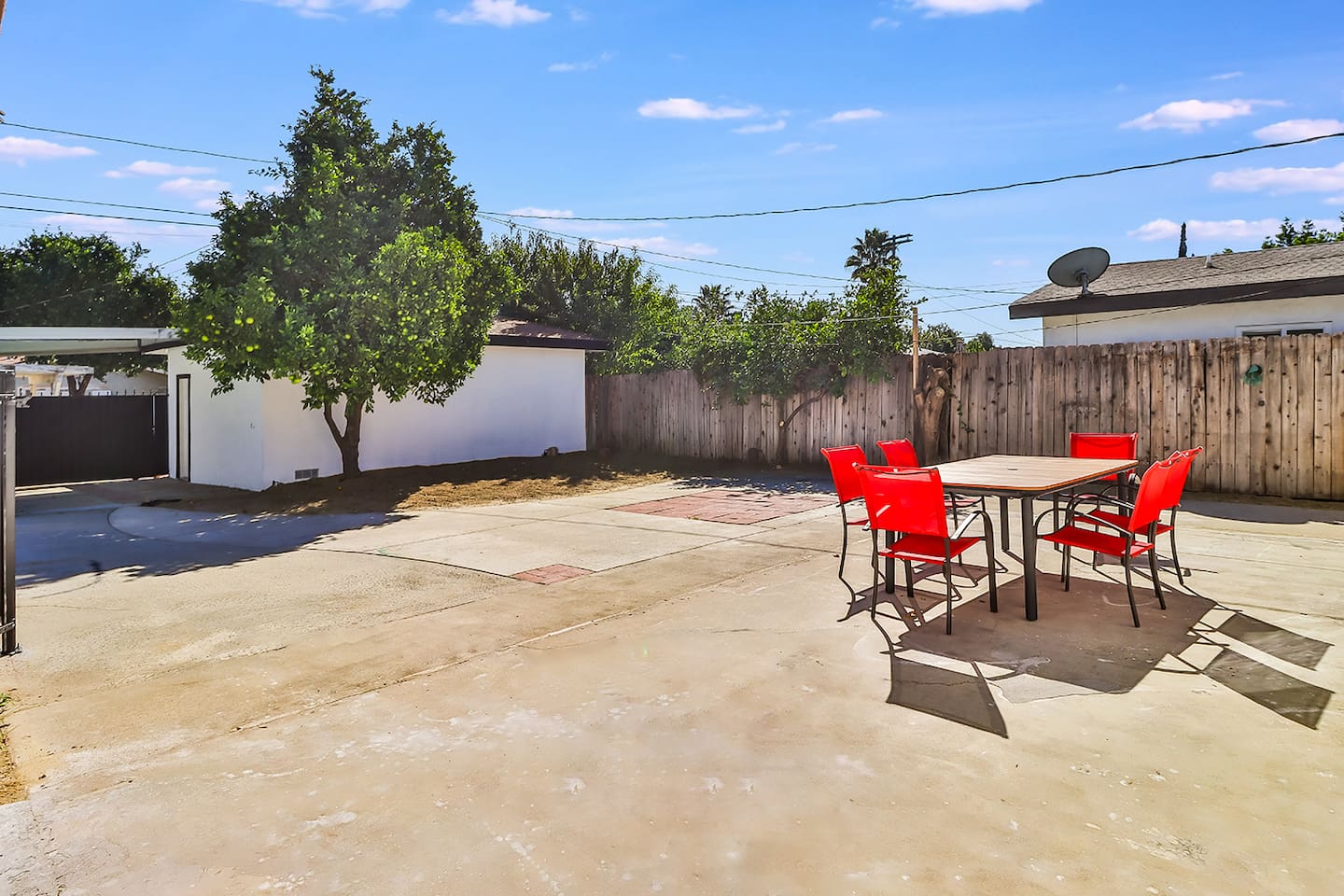 OUTDOOR DINING, SPACIOUS PATIO
