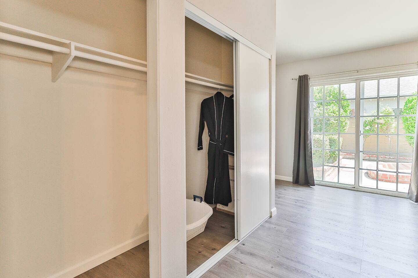 Spacious Closet, Sliding door