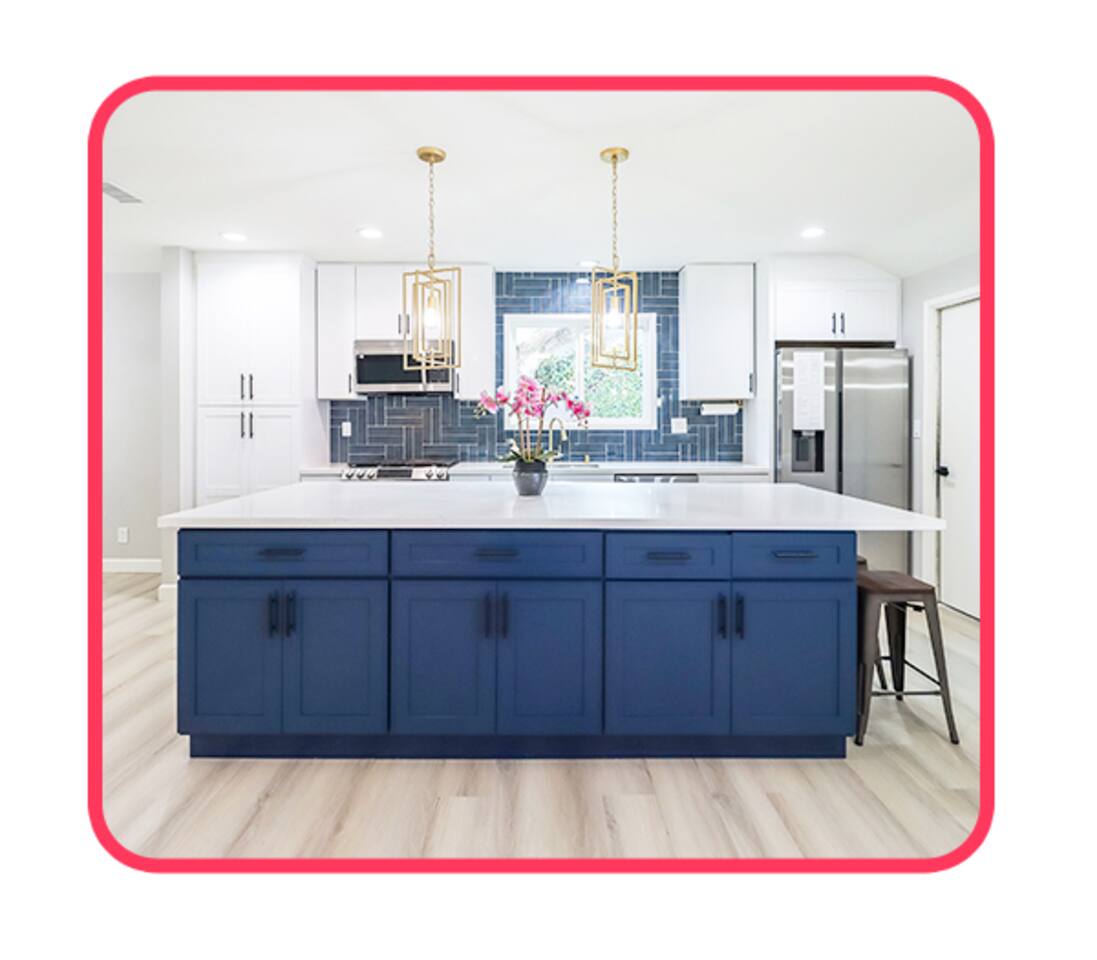 LONG KITCHEN ISLAND, PENDANT LIGHTING
