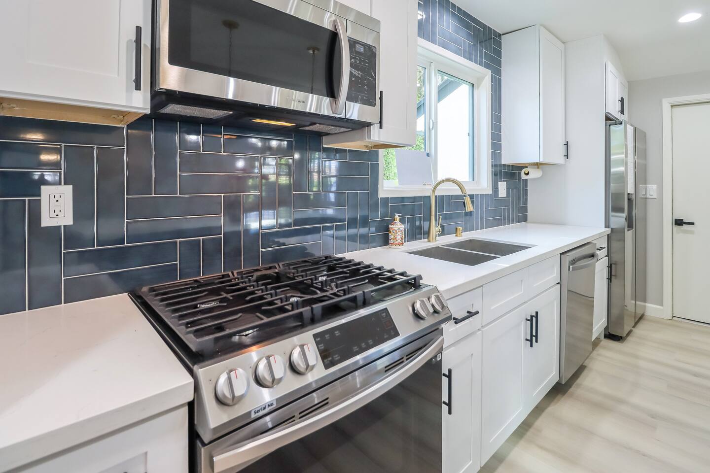 STAINLESS STEEL APPLIANCES, WELL-EQUIPPED KITCHEN