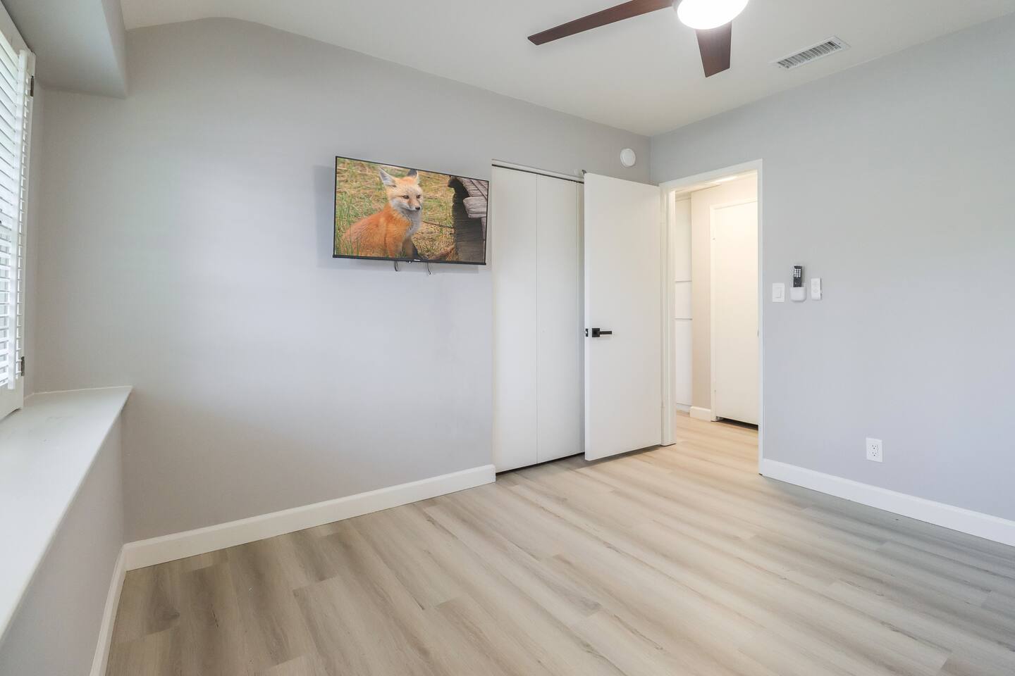 Bright Spacious Home Office room