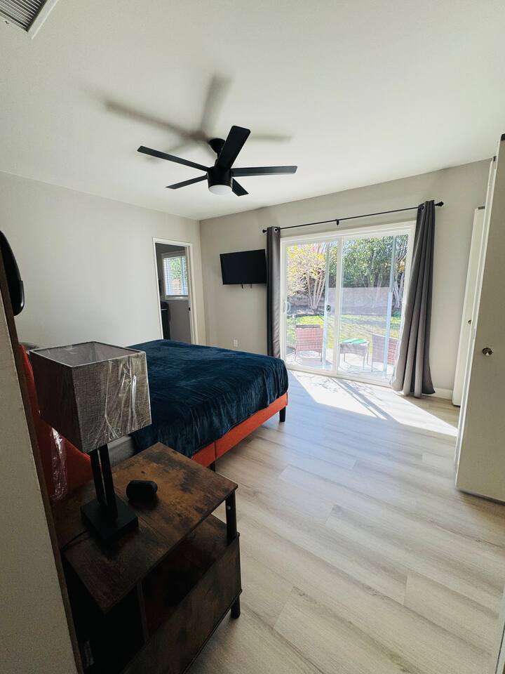 BEDROOM WITH OUTDOOR ACCESS, CEILING FAN