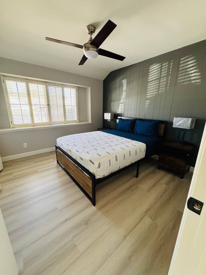 MODERN BEDROOM, DARK ACCENT WALL