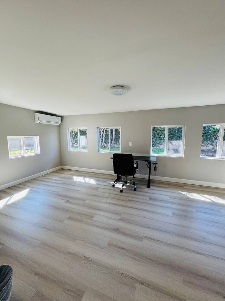 SPACIOUS ROOM, ART STUDIO