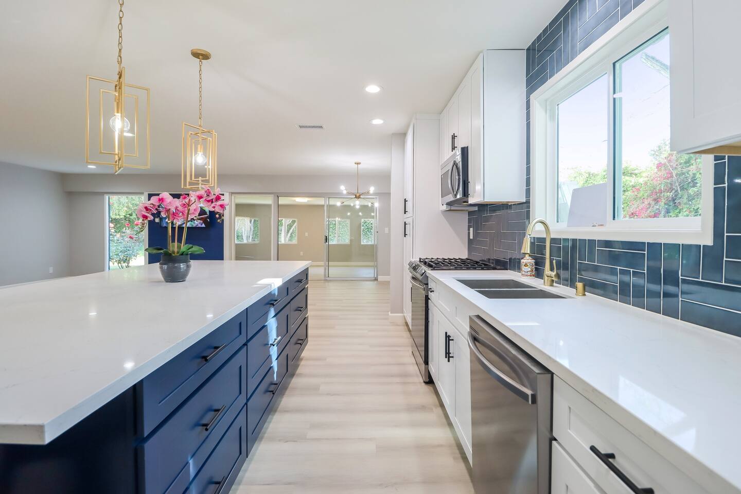 LONG KITCHEN ISLAND, PENDANT LIGHTING