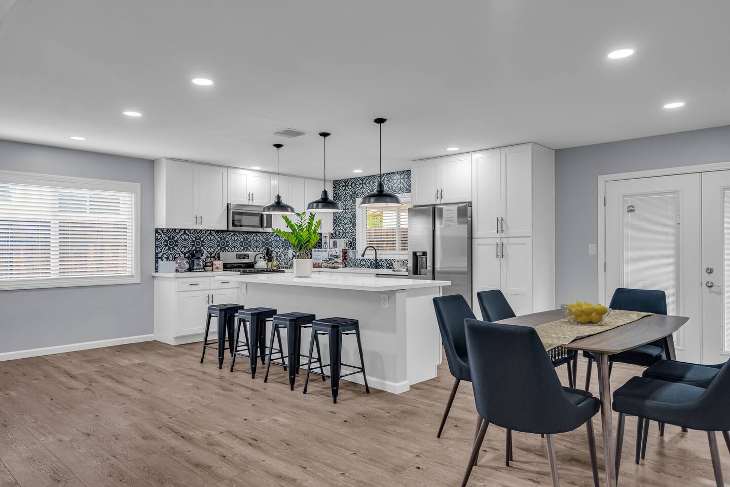 OPEN PLAN LIVING SPACE, KITCHEN AND DINING AREA