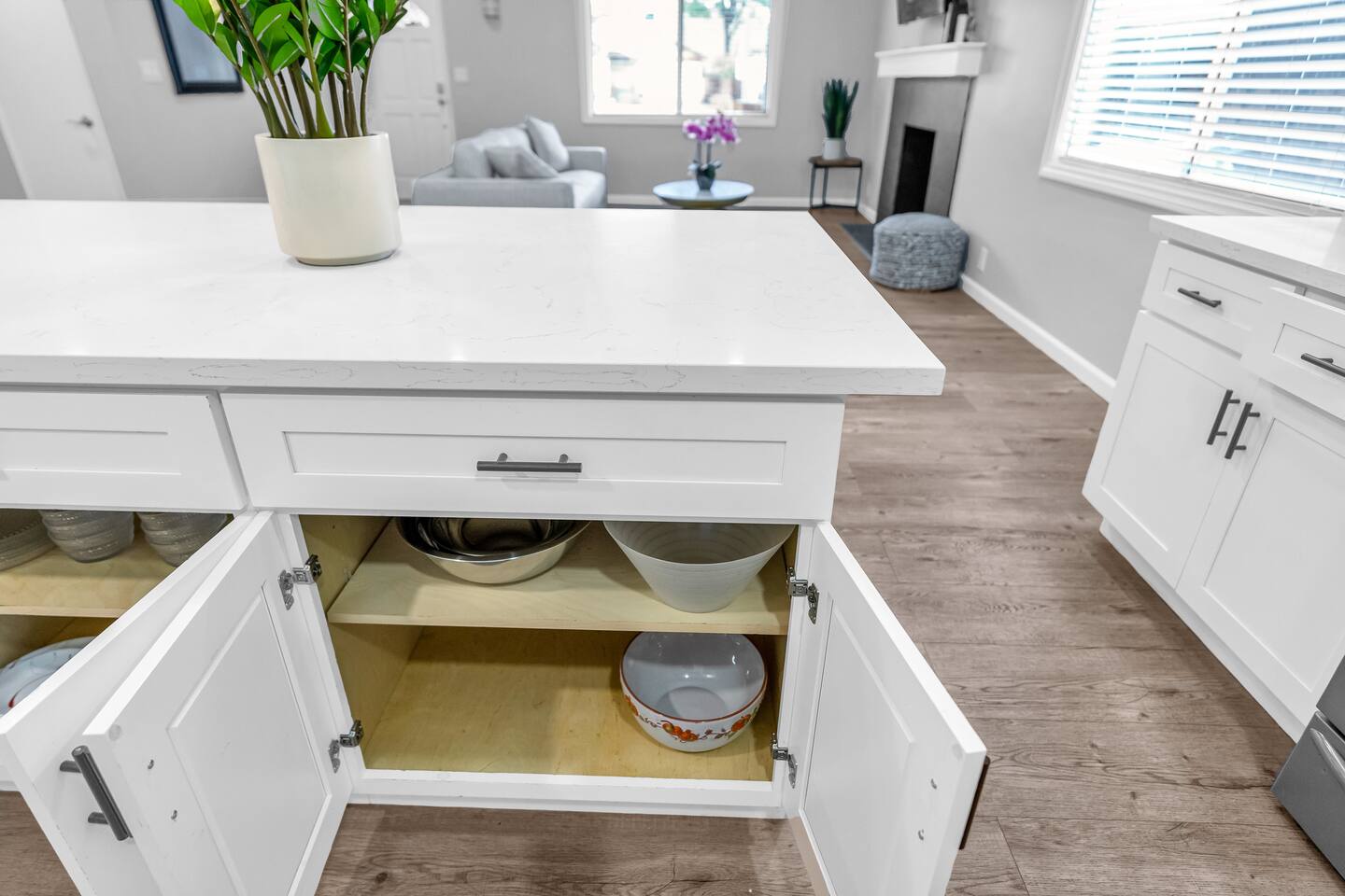 WELL-EQUIPPED KITCHEN, STAINLESS STEEL APPLIANCES