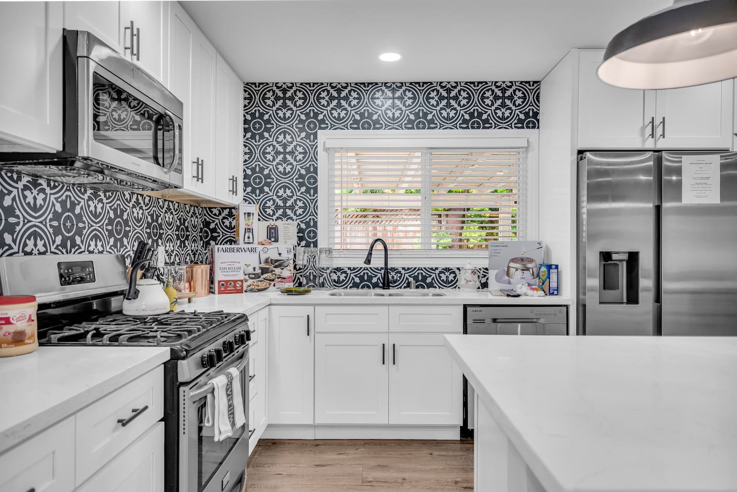 WELL-EQUIPPED KITCHEN, STAINLESS STEEL APPLIANCES