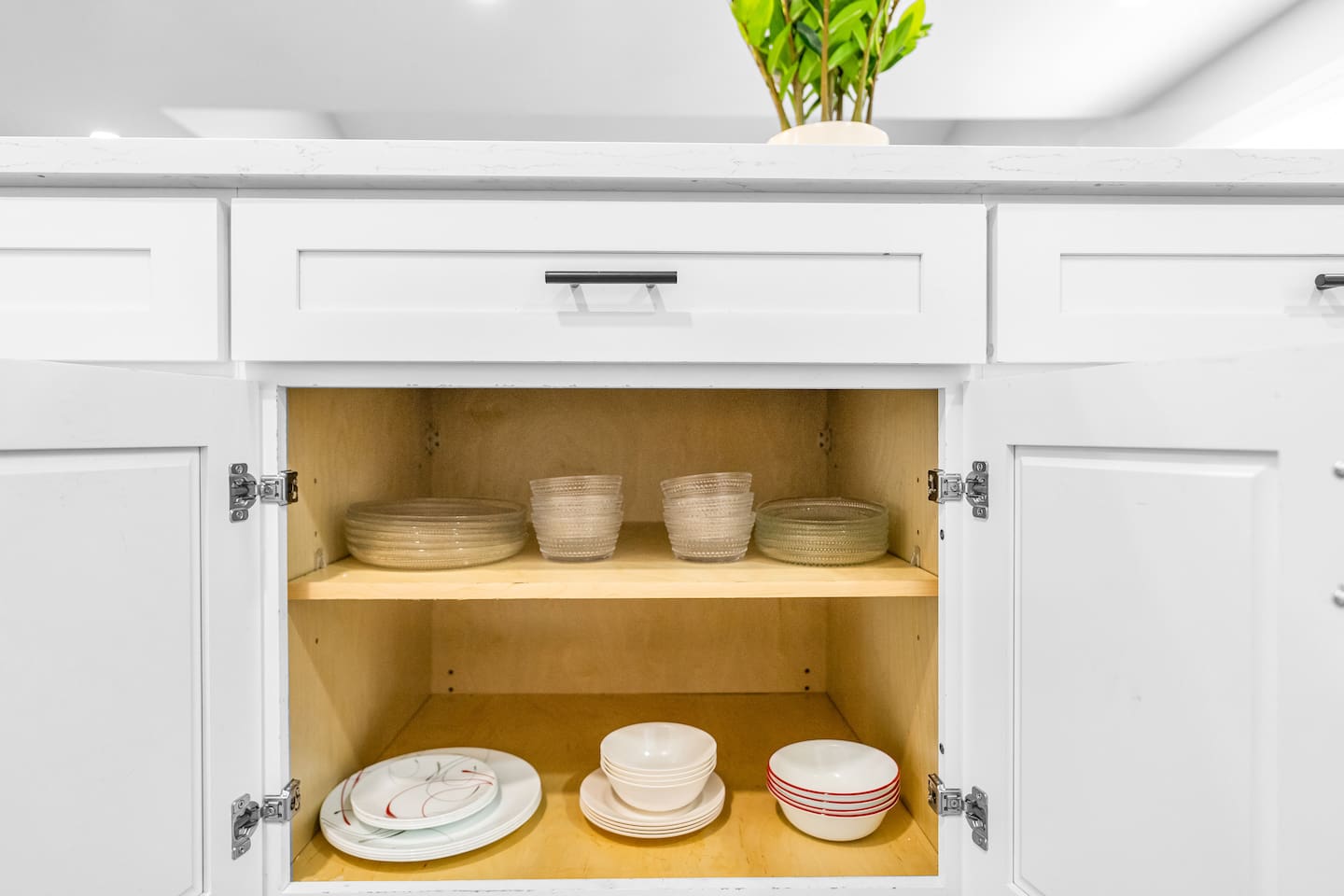 WELL-EQUIPPED KITCHEN, STAINLESS STEEL APPLIANCES
