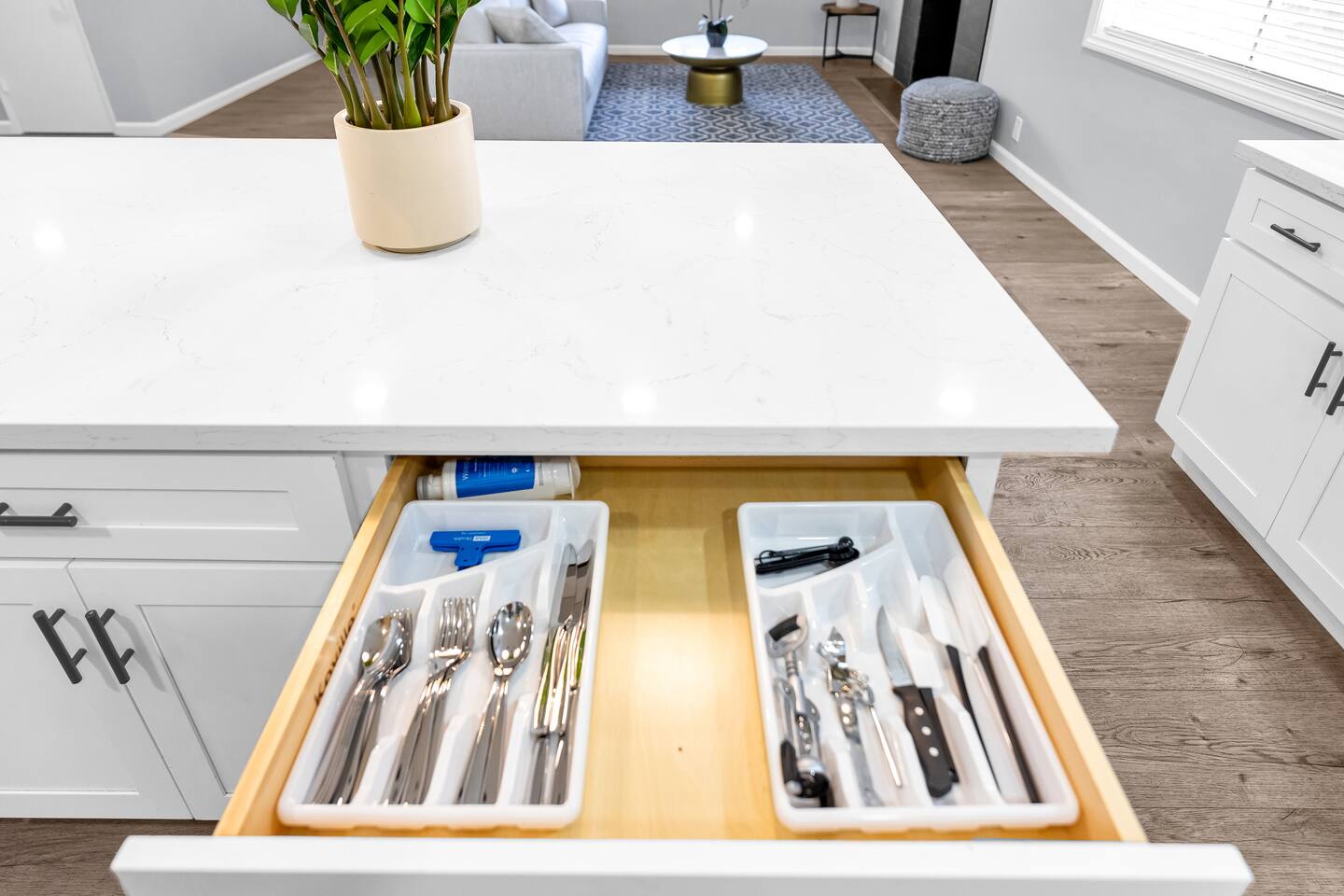 WELL-EQUIPPED KITCHEN, STAINLESS STEEL APPLIANCES