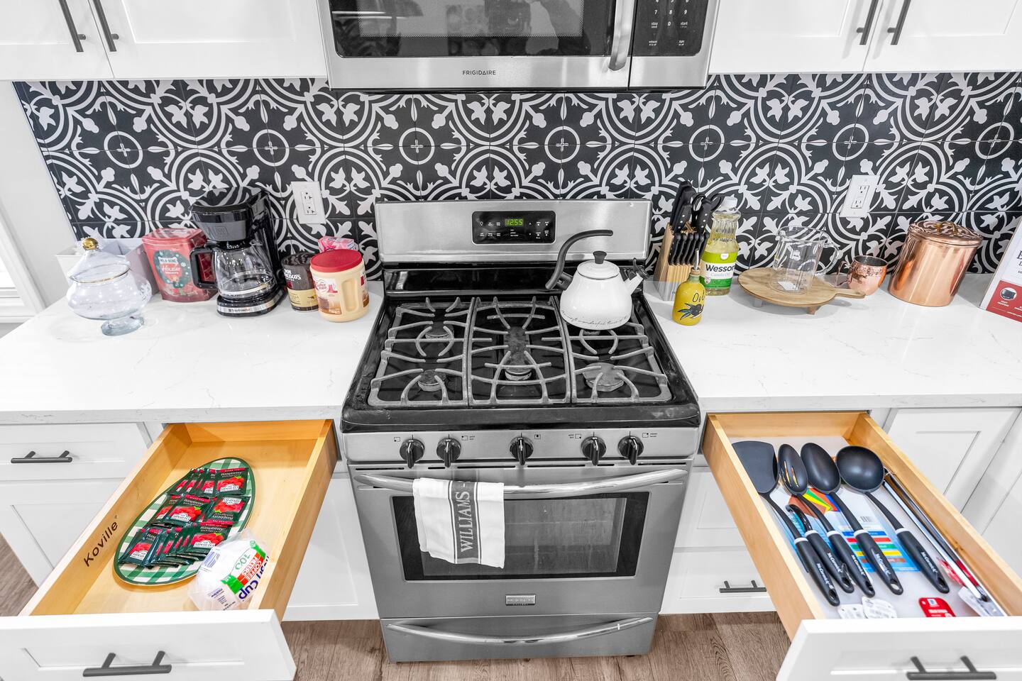 WELL-EQUIPPED KITCHEN, STAINLESS STEEL APPLIANCES