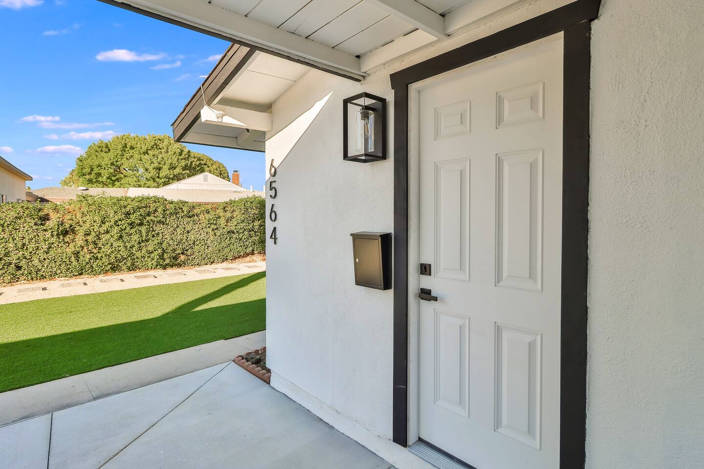 COVERED ENTRYWAY, WELCOMING ENTRANCE