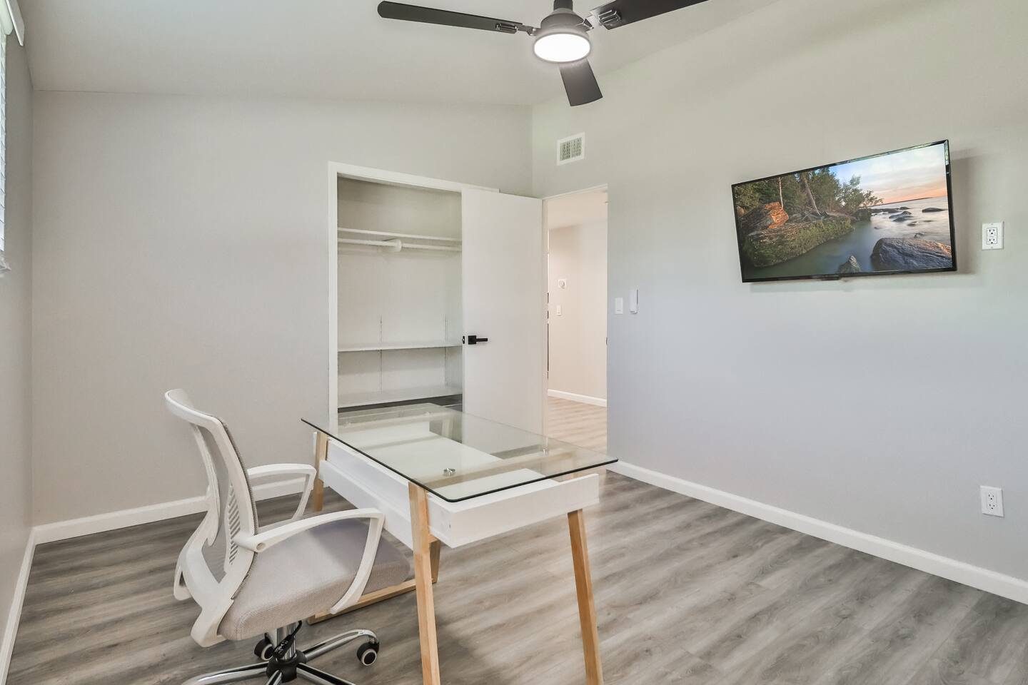 DEDICATED WORKSPACE, MINIMALIST WORKSPACE
