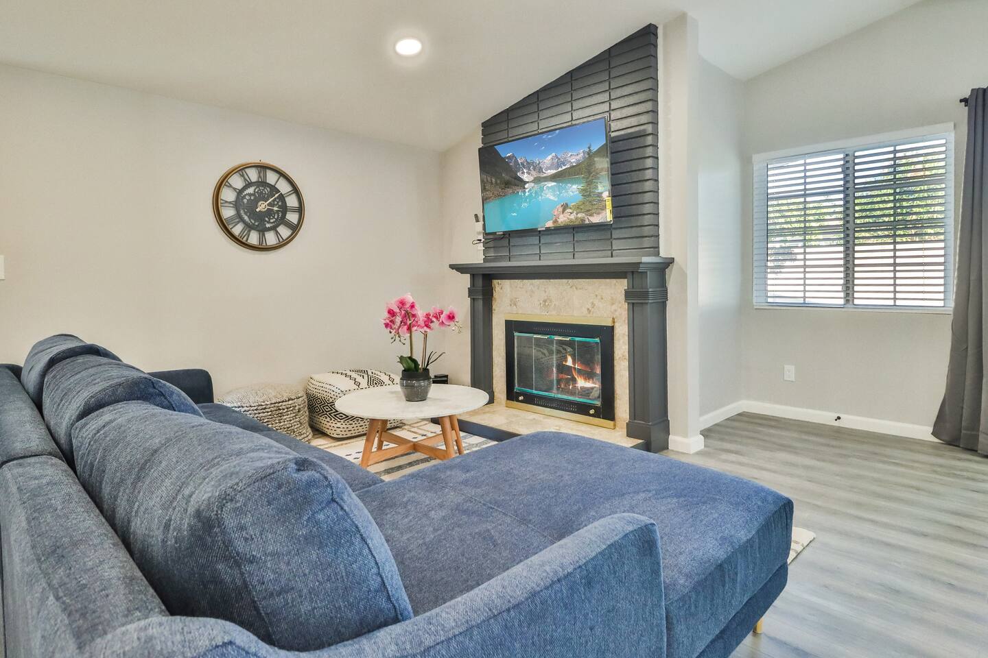 LIVING ROOM WITH FIREPLACE, COMFORTABLE SECTIONAL SOFA