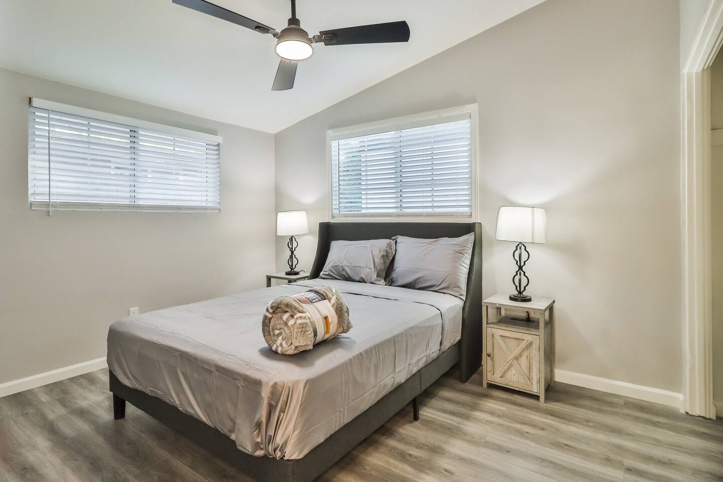 COMFORTABLE, BEDROOM, CEILING FAN