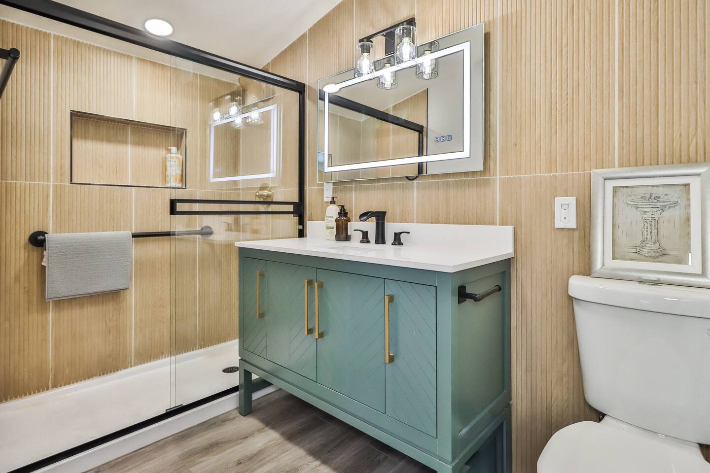 MODERN BATHROOM FIXTURES, WALK-IN SHOWER WITH NICHE