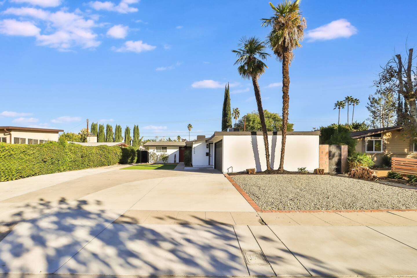 HOUSE WITH WIDE DRIVEWAY, SINGLE STORY HOUSE, GARAGE